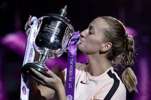 Petra Kvitova hôn chiếc cúp vô địch St.Petersbourg Ladies' Trophy