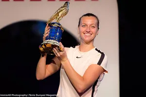 Petra Kvitova và chiếc cúp vô địch ở Doha