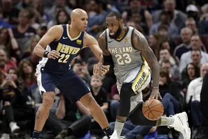 LeBron James (phải) không cứu nổi Cleveland