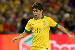 Oscar trong màu áo tuyển Vàng - Xanh