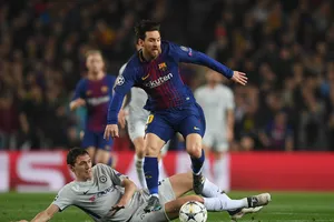 Messi vượt qua sự truy cản của Christensen