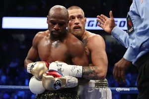 Mayweather (trước) và McGregor trong trận đấu quyền Anh hồi tháng 8 năm ngoái