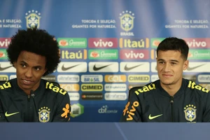 Willian (trái) và Coutinho trong buổi họp báo trước trận Nga - Brazil