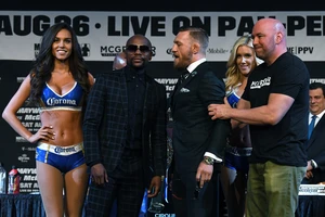 Dana White (ngoài cùng bên phải) trong buổi họp báo trước trận Mayweather - McGregor