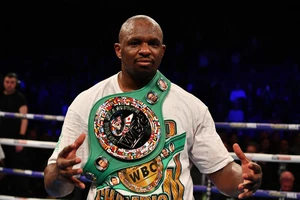 Dillian Whyte khoe đai vô địch WBC (Silver)