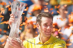 John Isner và chiếc cúp của cuộc đời
