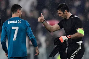 Buffon buộc phải giơ ngón tay cái thể hiện sự thán phục dành cho Ronaldo