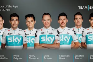 Chris Froome (giữa) vẫn đóng vai trò hạt nhân trong đội đua Sky