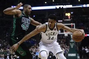 Giannis Antetokounmpo (phải) tỏa sáng