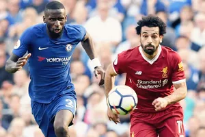 Rudiger (trái) đã bỏ Salah vào trong túi