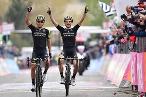 Bộ đôi Esteban Chaves (trái) và Adam Yates ung dung về đích