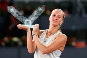 Petra Kvitova giương cao chiếc cúp vô địch Mutua Madrid Open