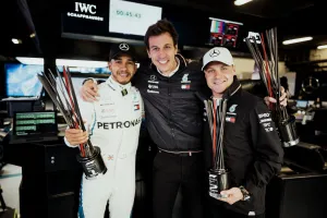 Hamilton (trái) và Bottas (phải)