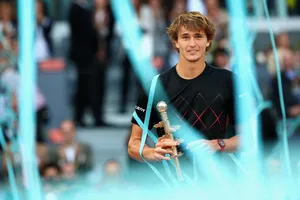 Aelxander Zverev và chiếc cúp chiến thắng