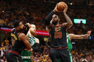 LeBron James (phải) đang tấn công rổ