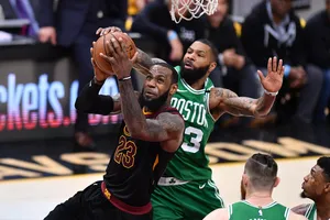 James "gánh team" tiếp tục làm khổ Boston