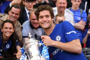 Marcos Alonso tươi cười với chiếc cúp FA