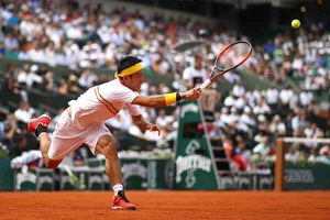 Kei Nishikori vất vả cứu bóng