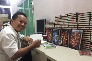 Tác giả Dũng Phan và cuốn sách "Bóng đá - 12 vì tinh tú"