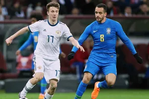 Aleksandro Golovin (trái) khó được xem là ngôi sao của tuyển Nga ở World Cup