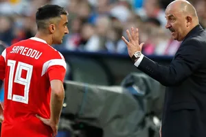 Aleksandr Samedov (trái) nhận chỉ đạo từ Stanislav Cherchesov