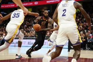 James "gánh team" đơn độc trong vòng vây của các cầu thủ Warriors