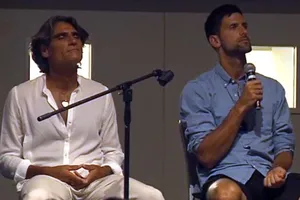 Pepe Imaz (trái) và Novak Djokovic trong một buổi thảo luận mang đậm chất tâm linh
