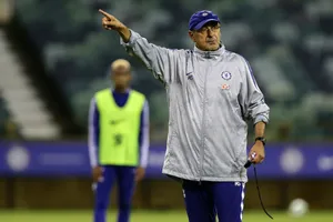 Dù vẫn duy trì thành tích bất bại, Sarri đang đối mặt với nhiều vấn đế