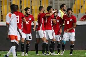 Salah (số 10) trong vòng tay của các đồng đội tuyển Ai Cập