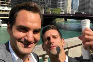 Federer chụp hình tự sướng với Djokovic