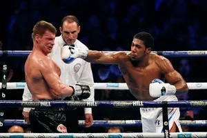 AJ tung một đòn đánh trúng mặt Povetkin