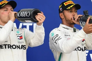 Lewis Hamilton (phải) và đồng đội Valtteri Bottas