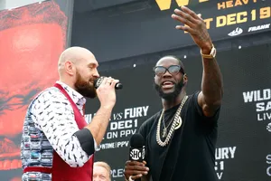 Tyson Fury (trái) và Deontay Wilder đấu khẩu kịch liệt trước đám đông