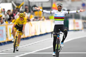 Alejandro Valverde ăn mừng trên đường đua