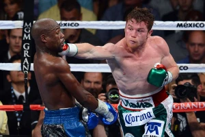 Alvarez tung đòn về phía Mayweather trong trận đấu hồi năm 2013