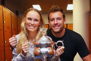 Caroline Wozniacki và David Lee với chiếc cúp vô địch Australian Open 2018