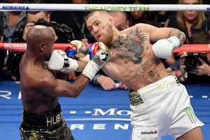 Mayweather chê McGregor xuất quyền "yếu xìu"