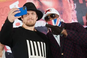 Usyk (trái) sẵn sàng thương thuyết để trận "nhất thống giang hồ làng quyền hạng nặng" diễn ra