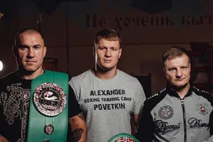 Povetkin (giữa) không muốn thượng đài với Usyk