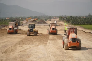 Khánh Hòa yêu cầu các đơn vị đẩy nhanh tiến độ các dự án giao thông trọng điểm