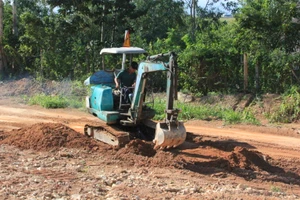 Khánh Hòa: Cải tạo đất trồng cây lâu năm gây tràn đất ra đường, chủ đất khẩn trương khắc phục