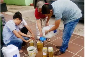 Lực lượng chức năng lấy mẫu xăng để thử nghiệm. Ảnh: Đ.Đ.