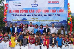 Xây phòng học, trao quà cho trẻ vùng cao