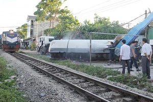 Tàu hỏa tông văng xe bồn chở gas, 3 người bị thương