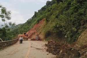 Một điểm sạt lở đang được khắc phục trên tuyến quốc lộ 7 từ Mường Xén đi Nậm Cắn (Kỳ Sơn)