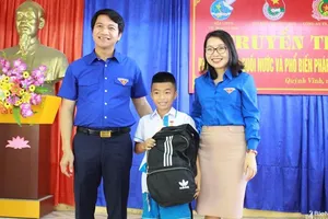 Tặng Huy hiệu “Tuổi trẻ dũng cảm” cho học sinh lớp 5 cứu bé 5 tuổi khỏi chết đuối