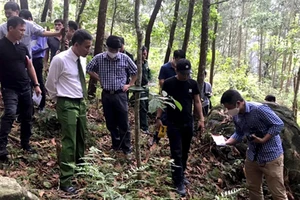 Cơ quan chức năng khám nghiệm hiện trường, nơi Thượng úy Nghĩa bị đối tượng ma túy đâm trọng thương và hi sinh. Ảnh: Công an Nghệ An