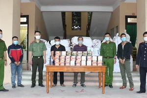 4 đối tượng (mặc quần áo dân sự) và tang vật vụ án. Ảnh: Công an Nghệ An cung cấp