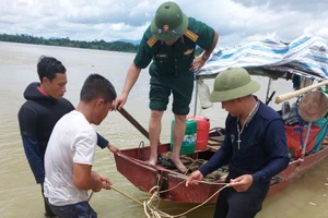 Nghệ An: Đánh cá trên sông, phát hiện quả bom 225kg