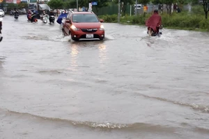 Mưa lớn tại Thanh Hóa, Nghệ An gây ngập úng nhiều nơi, một cháu bé bị nước cuốn mất tích